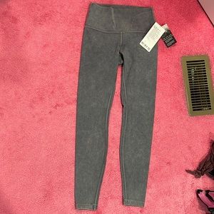 Wunder Under HR 28 inseam grey tye dye